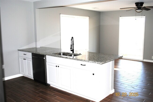 Photo - 410 Ayres St