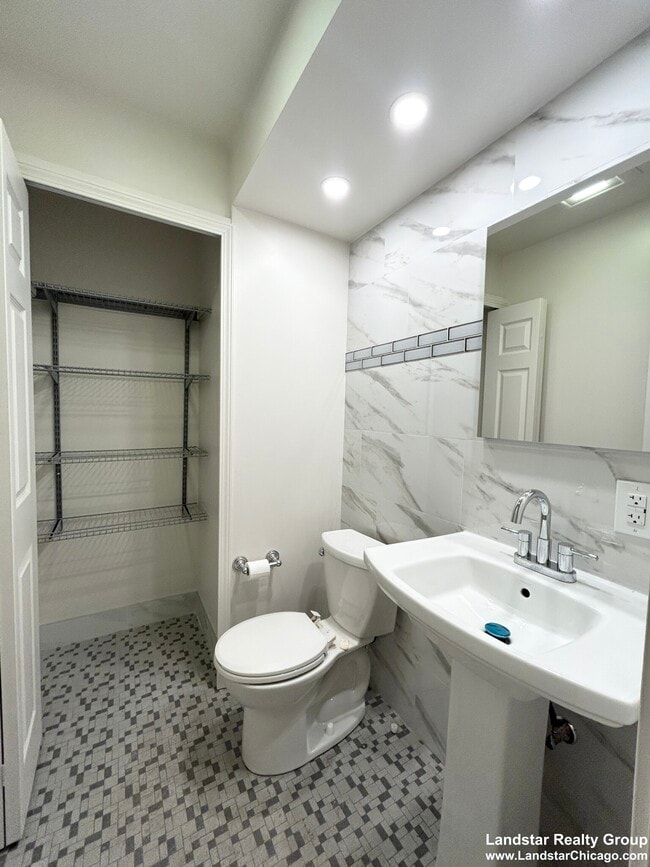 Photo - 1990 Sheridan Rd