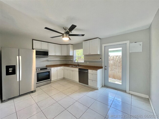 Photo - 100 NE 12th St