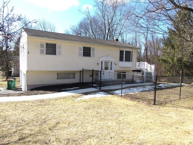 Building Photo - 31 Tamarack Hill Dr Rental