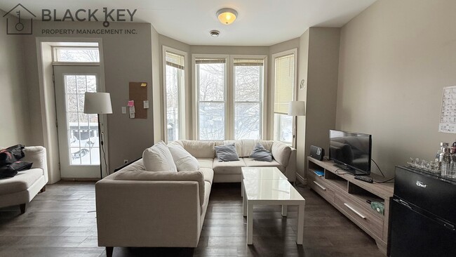 Building Photo - 376 Central Ave Unit 376 - Upper