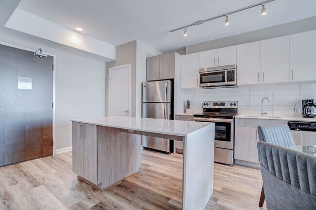 Photo - 1140 Wellington St. W Unit ID1223279P