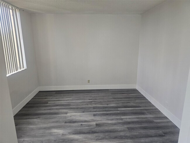 Photo - 2830 Somerset Dr Unit n