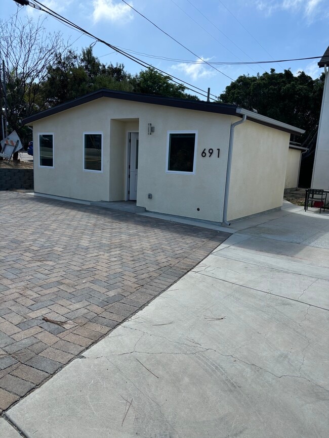 Building Photo - 691 Requeza St Rental