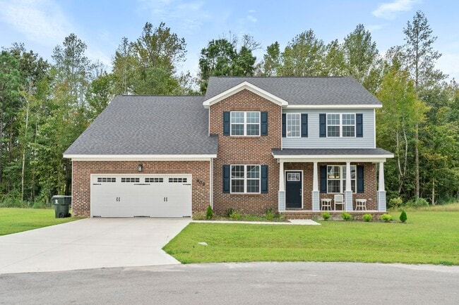 Building Photo - Spacious 6 bedroom 3.5 Bath Two Story Home...