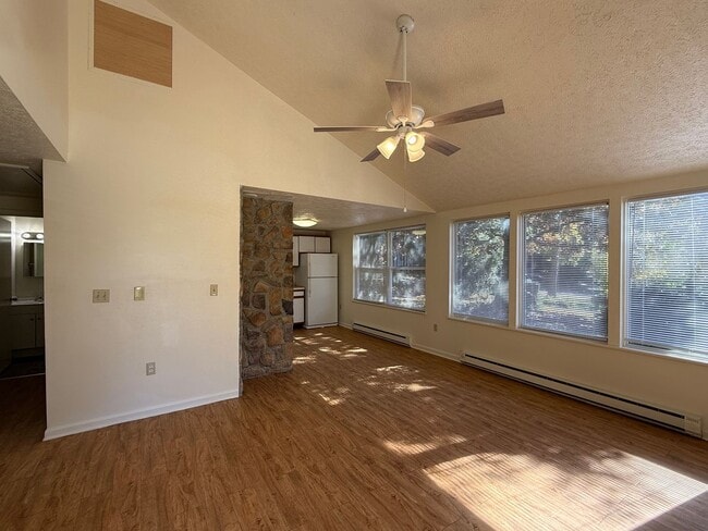Building Photo - 440 Wakeman Ct NE
