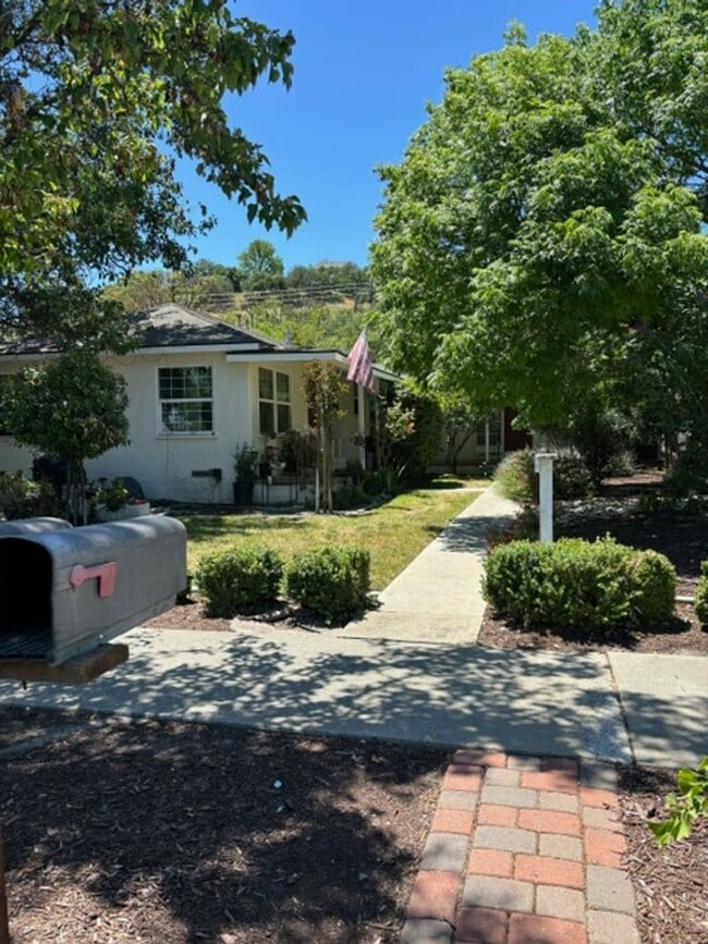 Building Photo - 821 Vine St Unit #2