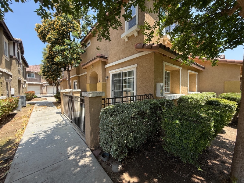 Photo - 25858 Iris Ave