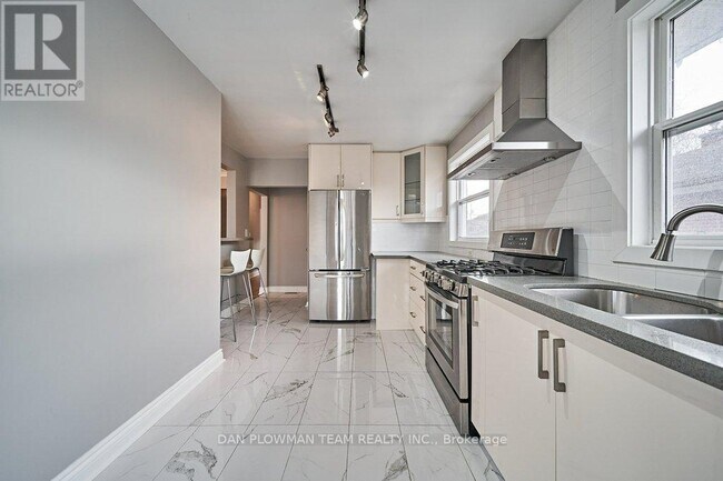 Photo - 181 Waverly St S