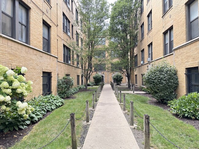 Photo - 1532 N Kedzie Ave Unidad E4 Rental