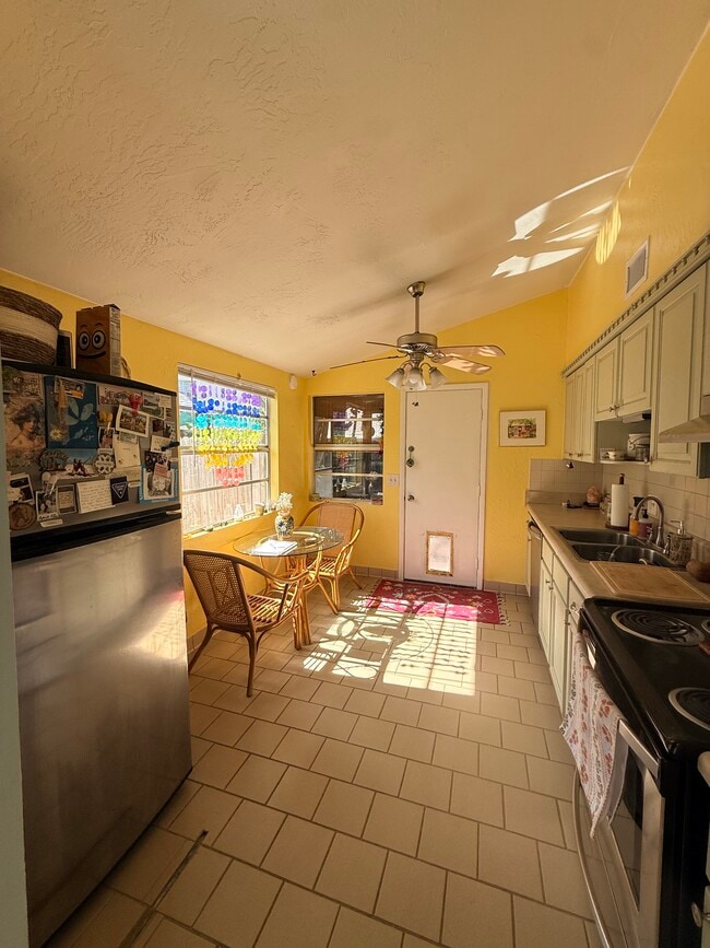 Photo - 727 Bay St