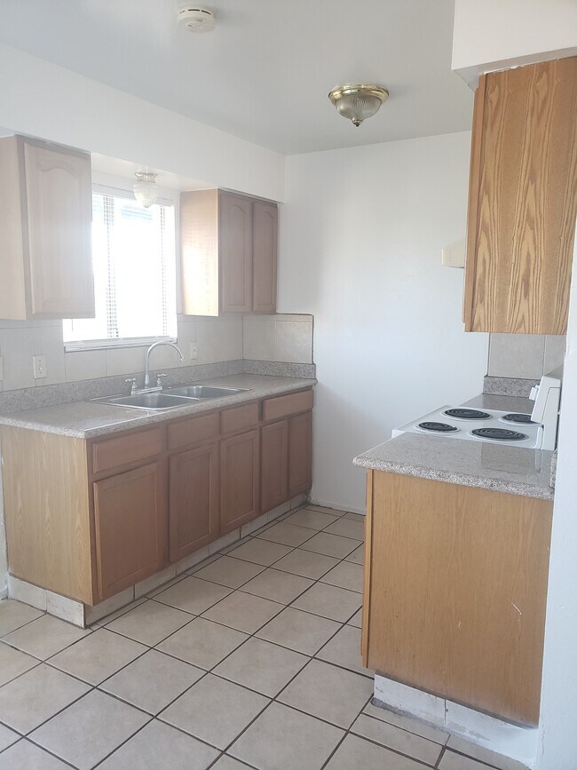 Kitchen - 6222 S Elm Ave Apartments Unit 102