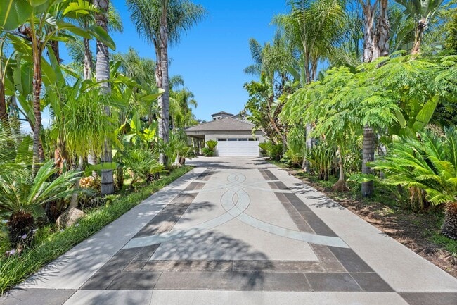 Beautiful Custom Built, Two-Story Home on ... - Beautiful Custom Built, Two-Story Home on ...