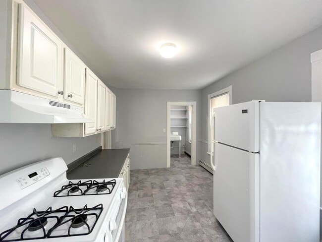 Building Photo - 322 Beacon St Unit 2 Rental