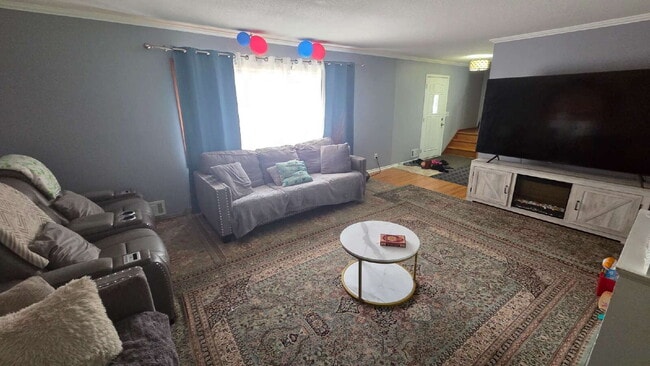 Building Photo - 6-Bed, 3-Bath Home in Fridley with Huge Yard