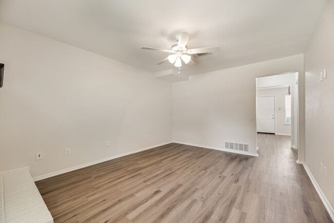 Photo - Completely Remodeled Triplex Unit 2 bed 1.5 just minutes from downtown Grapevine! Unit B