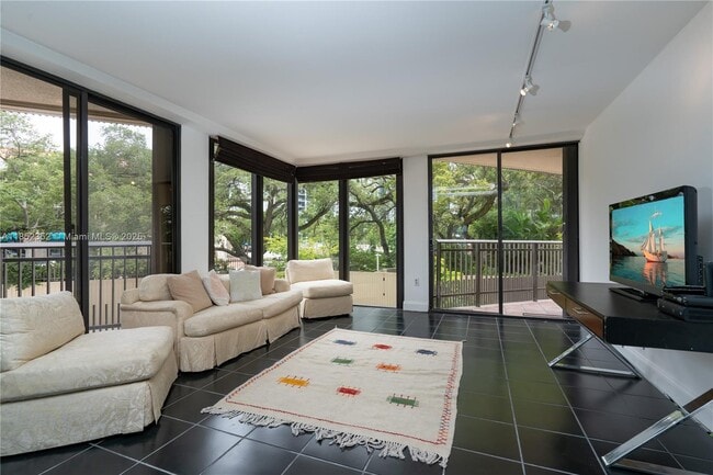 Building Photo - 2901 S Bayshore Dr Unit 2G Rental