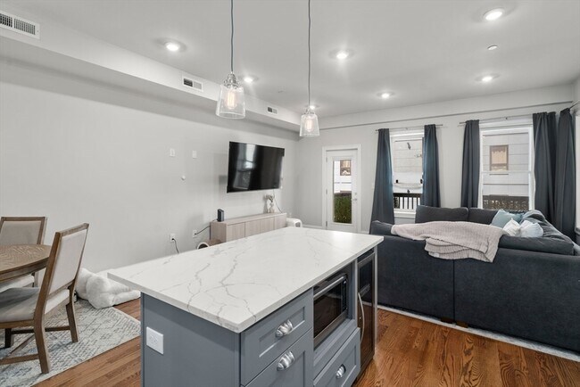 Photo - 338 Meridian St Unit 2
