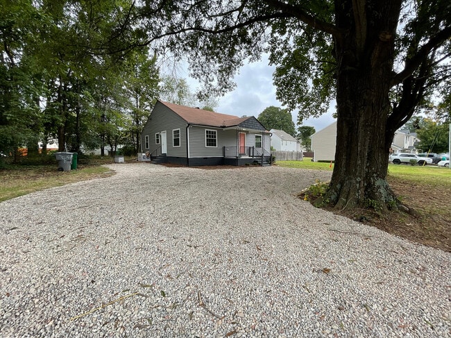 Building Photo - Room in House on Glory St