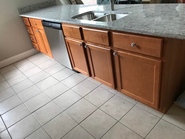 Kitchen Island - 2608 W Evergreen Ave Unit 2