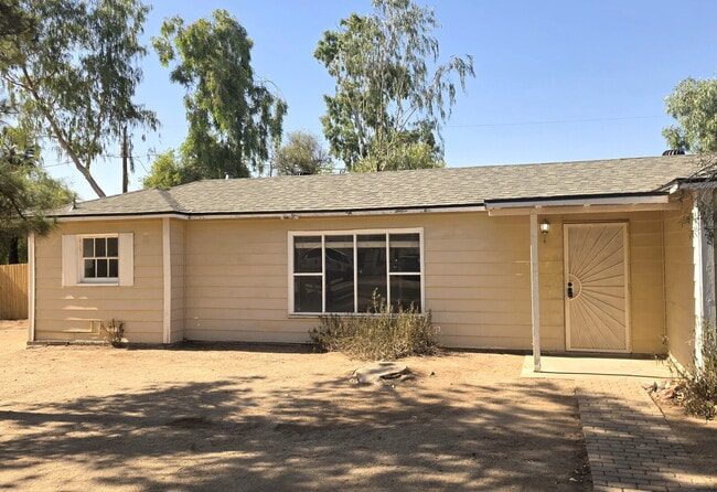 Photo - CHARMING NORTH PHOENIX HOME WITH FIREPLACE AND BACKYARD