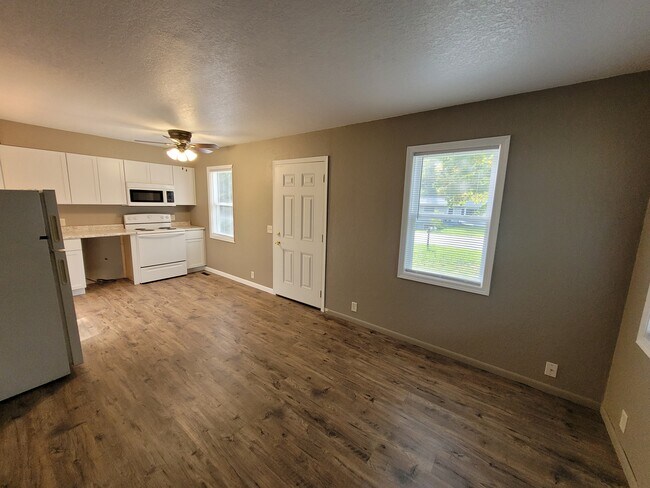 Photo - 711 E 10th St N