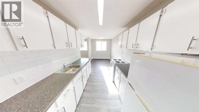 Photo - 10105-10107 107 Ave