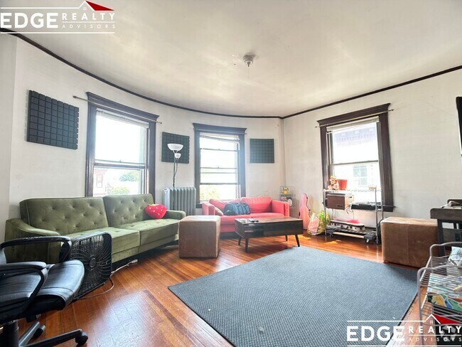 Building Photo - 305 Faneuil St Unit 3 Rental