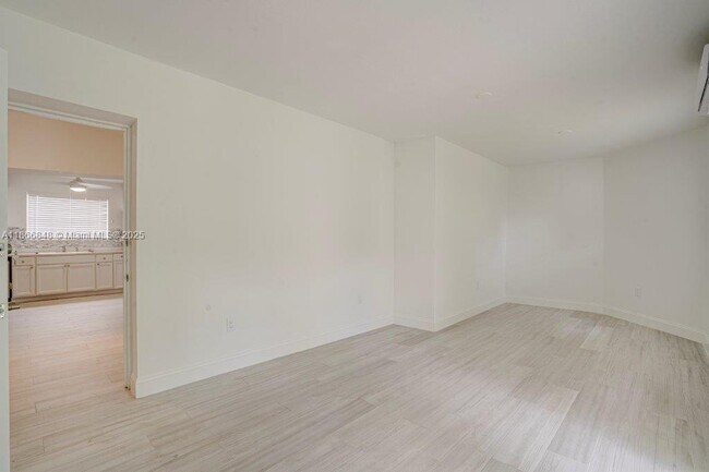 Photo - 7091 Taft St