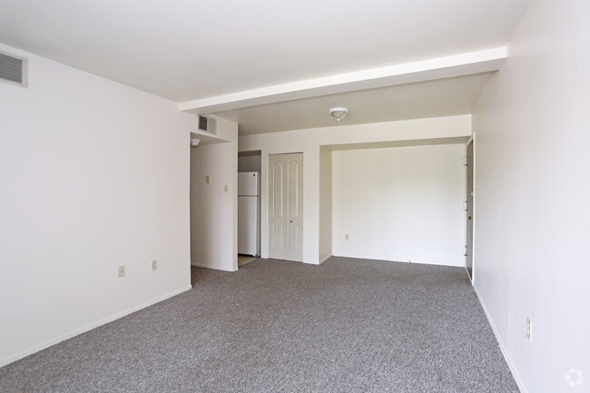 2BR, 1BA - 815 SF