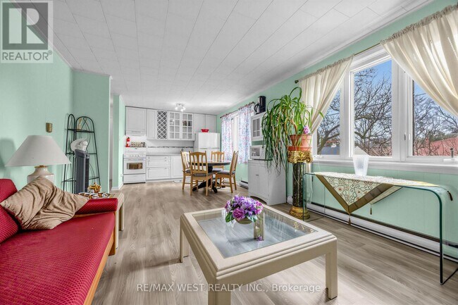 Photo - 1068 Lillian St