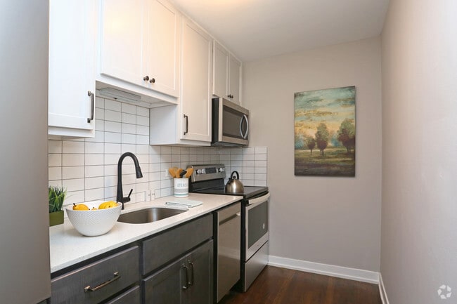Studio, 1BA - Kitchen - District @ Sheridan - 5536 N Sheridan Rd