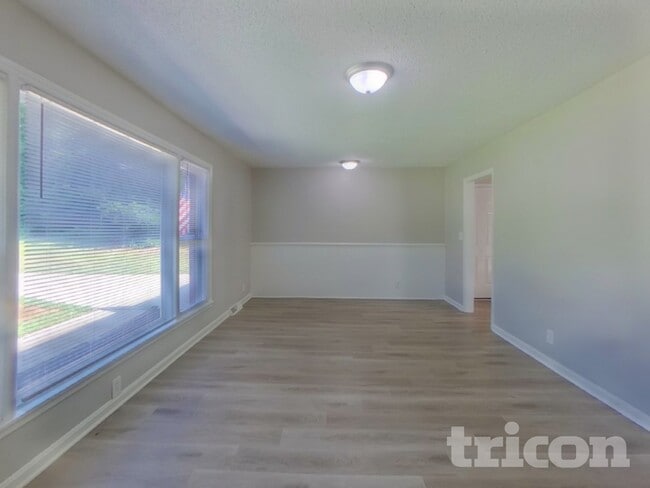 Photo - 839 Lundy Ln