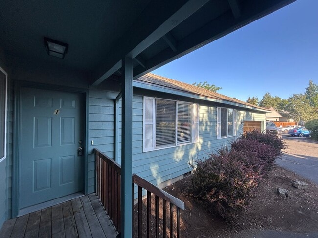 Building Photo - 1073 NE Hidden Valley Dr Rental
