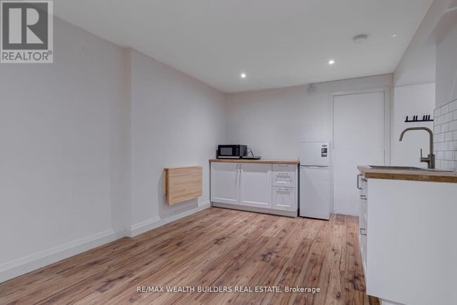 Photo - 172 Indian Rd Crescent Unité Lower