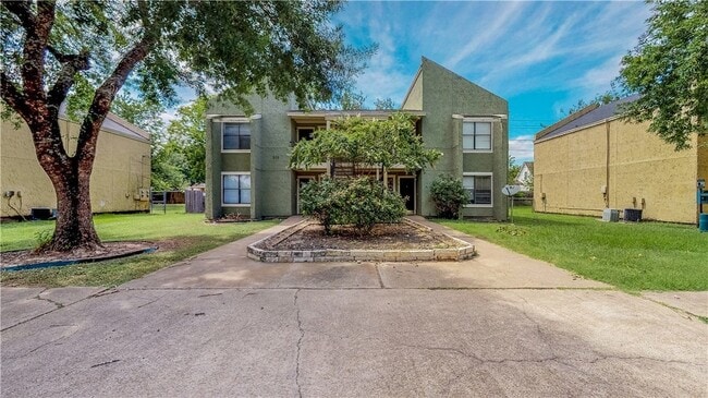 Building Photo - 303 Manuel Dr Unit B