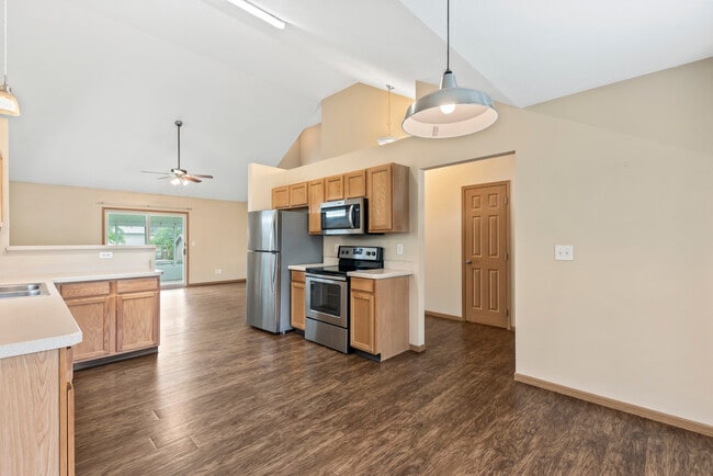 Photo - 77 W Fieldstone