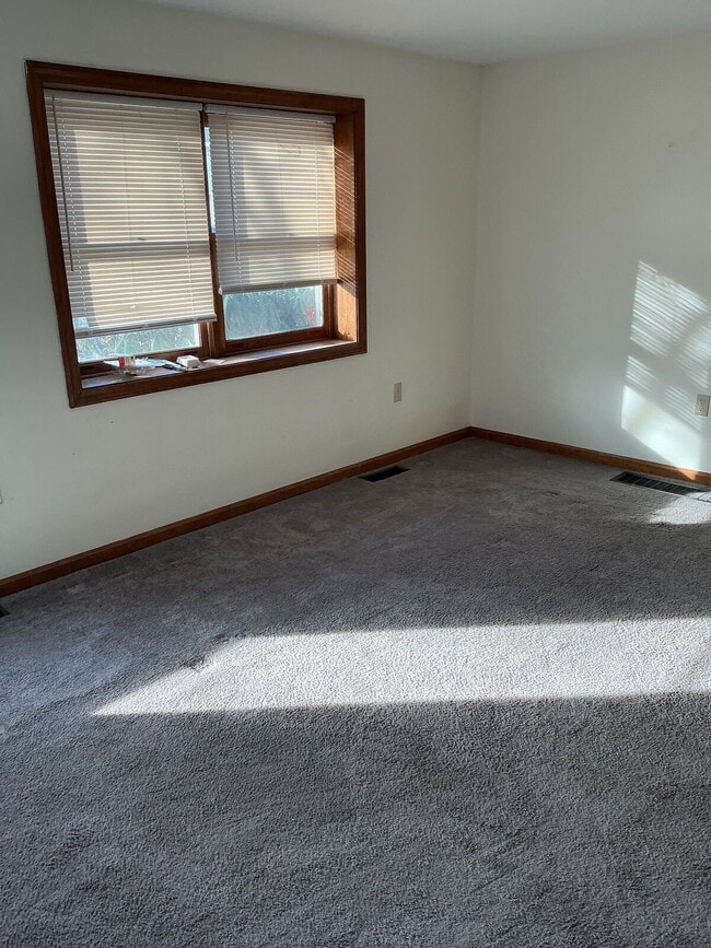 Photo - 3 bed 1/5 bath Townhome available