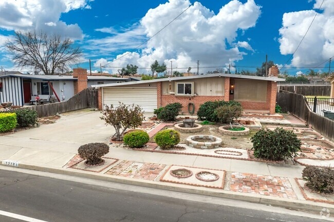 Building Photo - Charming 3 bedroom 1.5 bathroom home locat...