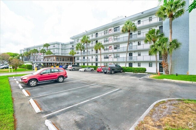 Building Photo - 9235 SW 8th St Unit 307 Rental
