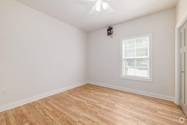 2BR, 2BA - 950SF - Bedroom