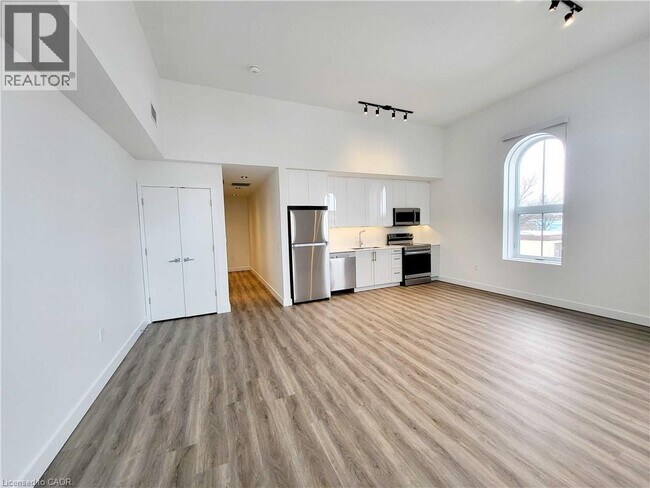 Photo - 75 Huron St