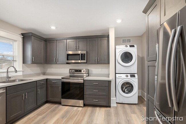 Photo - 951 Fulton St W