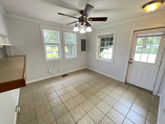 Photo - Nice 3br house w/ parking, central AC - wa...