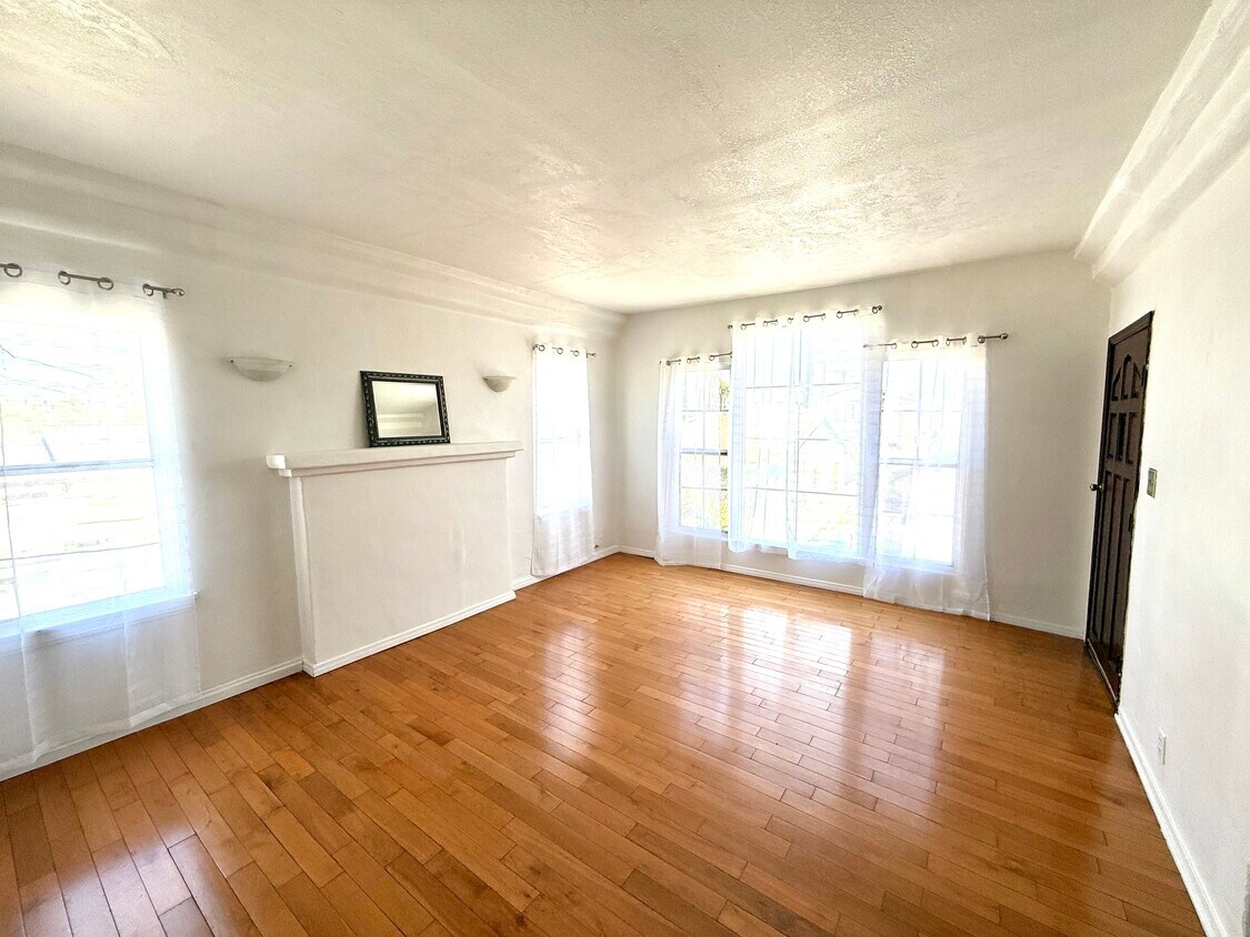 Living room - 2817 S Sycamore Ave (Los Angeles, CA)