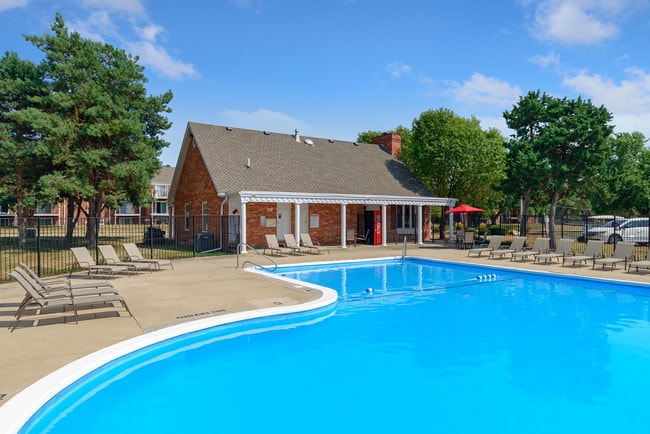 Building Photo - Colonial Village Rental