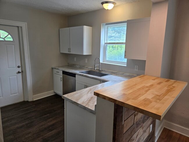 Photo - 523 Castle Shannon Blvd Unidad 1