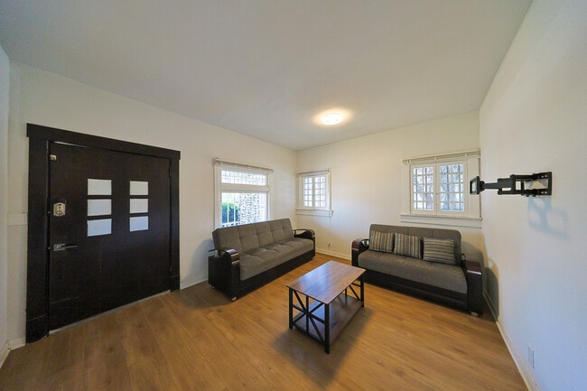 Photo - 3525 S Budlong Ave Unidad 3525