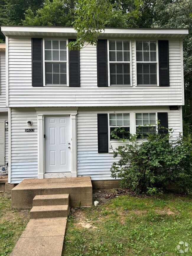 Building Photo - King George 2 Bedroom End Unit Townhouse