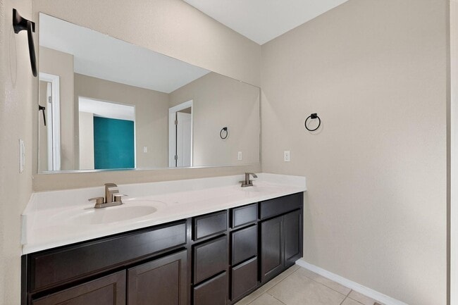 Photo - Executive 2 story Town house 4 Bedroom 3 b...